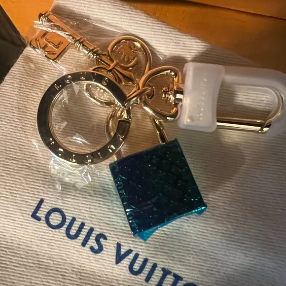 Louis Vuitton Gold Lock and Key Bag Charm (Includes dust bag and box) - Picture 9 of 13